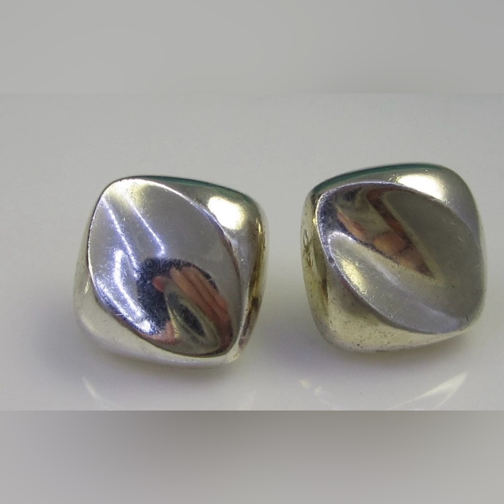 Estate Vintage Lovely Sterling Silver
Signed BARRA 9.6 Gram clip on earrings